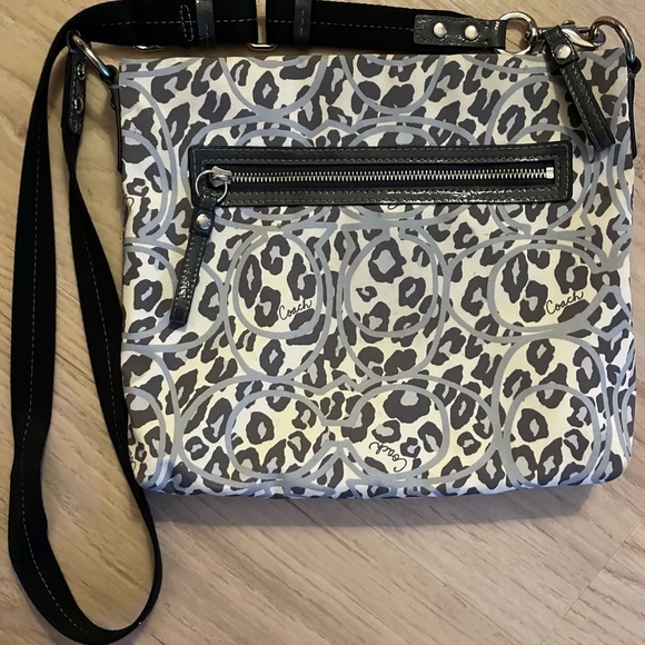 Authentic COACH monogram purse - Picture 7 of 8